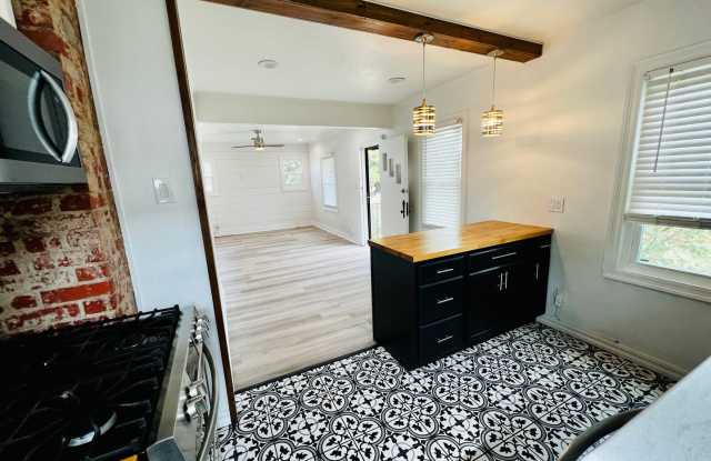 Photo of Cute 2BD 1BA Bungalow Home in Putnam Heights West!!!