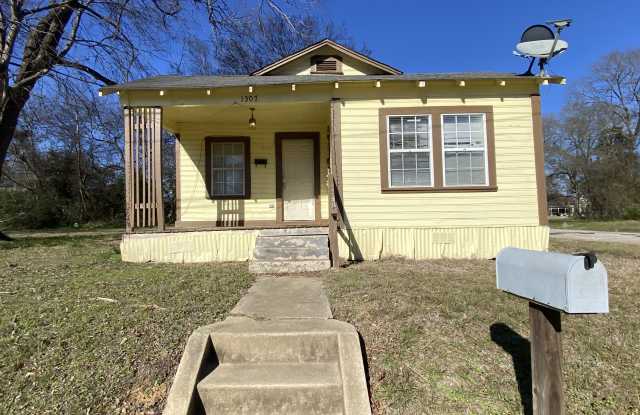 Photo of 1307 E Travis St