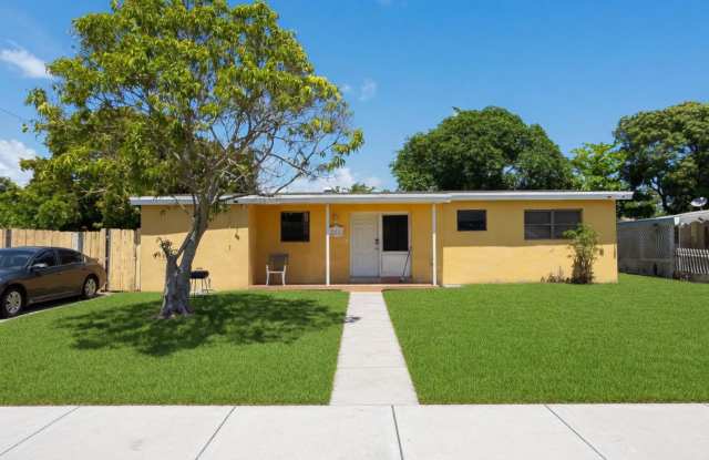 3/2 Single family house - Move-in ready single-family home in an unbeatable location!