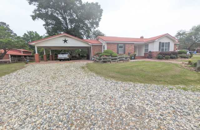 Charming Raindrop Hill Farmhouse on Gibson Lane - All Utilities Included