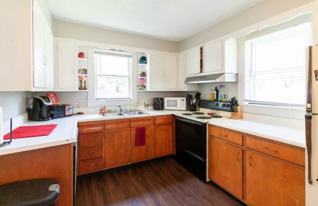 PRELEASING for AUGUST! Close to Campus: Dishwasher and Washer/Dryer Included
