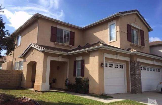 Beautiful, contemporary and spacious 4 Bedrooms +3 bathrooms, 2539 Sq. Ft., Dos Vientos home.