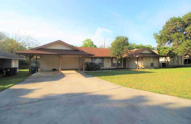 2/1 Duplex on "The Hill" above Landa Park! NBISD photos photos