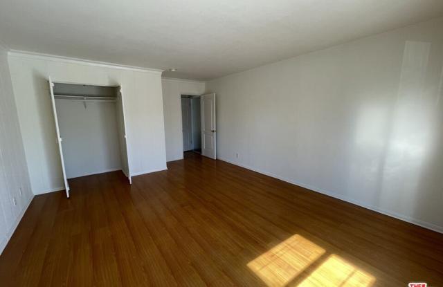 14721 Sylvan St unit: 4