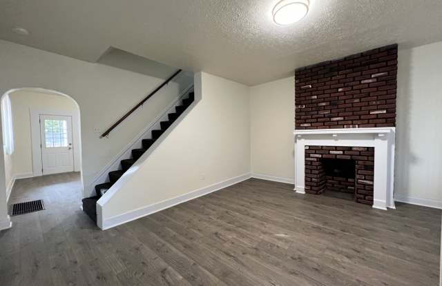 Beautiful 2BR house with fenced in yard!