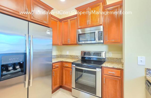 MOVE IN READY! OUTSTANDING UNFURNISHED CONDO IN STONEHAVEN SARASOTA!