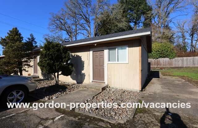 SE Arista Dr - Single level 1 bedroom apartment with den/office in the heart of Oak Grove