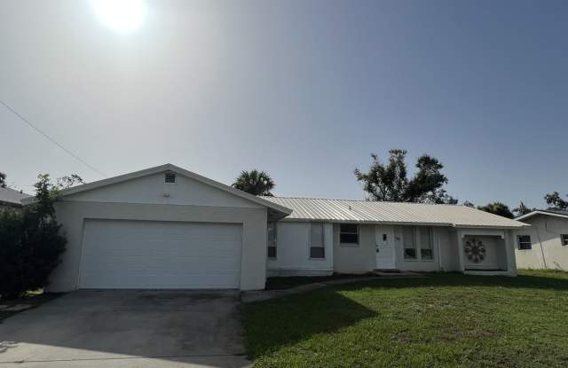 ** Single Family Home - Port Charlotte - 2 Bed / 2 Bath Plus Den/Bonus Room - Annual Rental - $1,875 -- Move-In Ready**