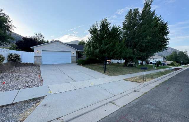 4 Bedroom 2 1/2 Bath Home Oversized 2 Car Garage. Dog Friendly