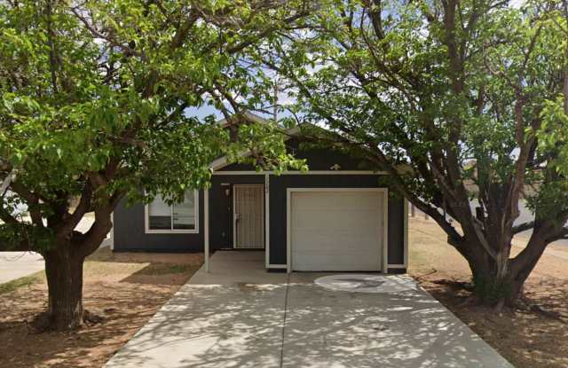 Cozy 3-Bedroom, 2-Bathroom Home with Garage in East Lubbock