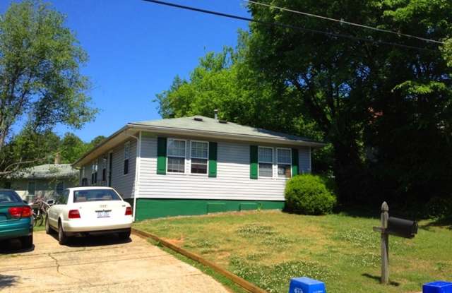 Photo of Great location! 4br house w/ parking, large rooms within walking distance to UNC Campus!