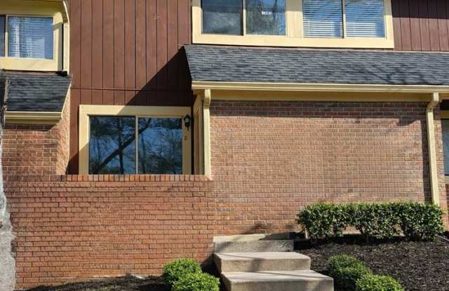 Renovated townhome in Great Alpharetta location