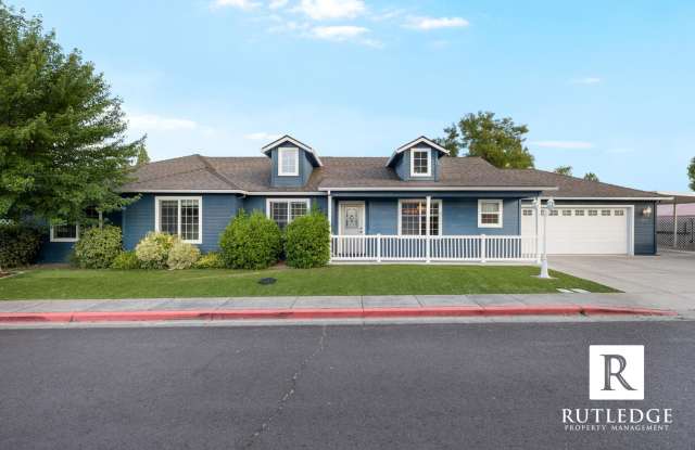 3 Bedroom + Office in Central Point!