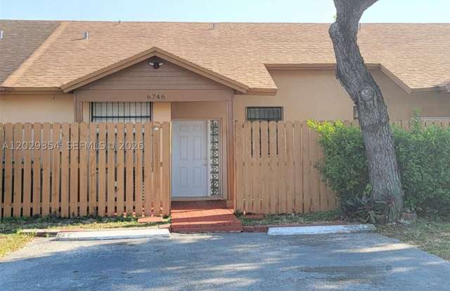 6746 NW 188th Ter