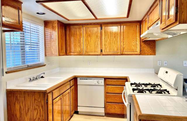 Charming 2 Bedroom 2 Bath townhouse with a balcony in La Crescenta.