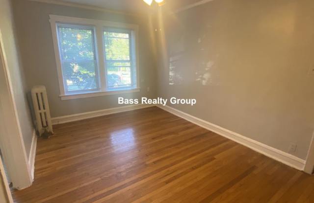 5945 North Greenview