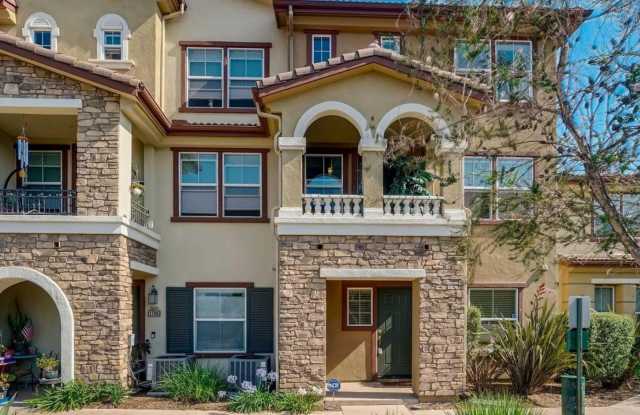 Tri-Level Townhome Located In Sky Ranch