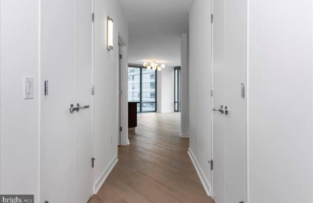 2101-00 MARKET Street unit: 2206