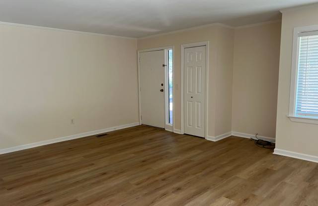 First Floor Forest Gardens - Walk to Beach!