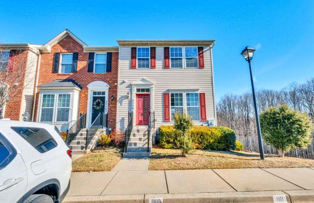 Charming 3 BR + Den Townhouse available now