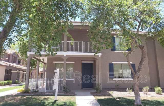 3869 E Santa Fe Ln