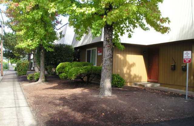 (526) Halpert Duplexes - 4 Bedroom / 2 Bathroom