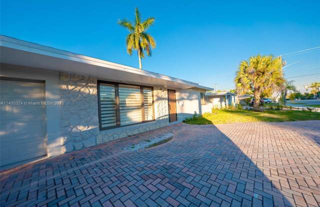 1221 W Camino Real