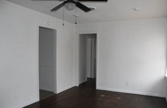 3-4 Bedrooms! HOLIDAY MOVE IN- 1st MONTH FREE