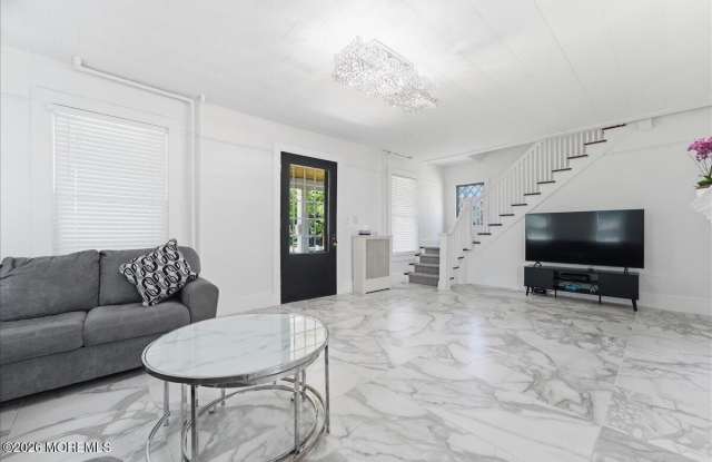 496 W Park Avenue