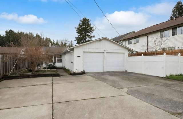 Charming 3 Bedroom Aloha Outdoor Oasis with Two Car Garage