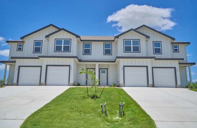 Hunters Ranch Beauty! 3 Bedroom 2 1/2 Bath Townhome