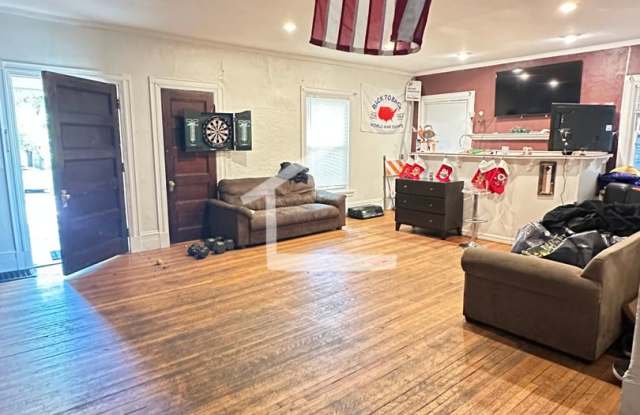 ENTIRE HOUSE Close to Boston College - 10 Bedrooms!!