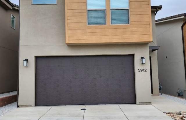Newer4 Bedroom Town Home