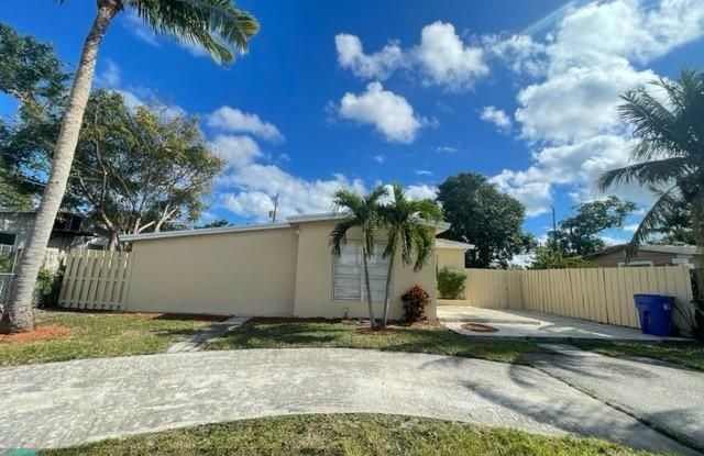 2330 NE 3rd Ave - 2330 Northeast 3rd Avenue, Pompano Beach, FL 33060