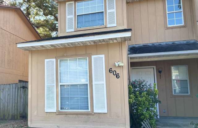 Photo of 606 Virginia Oak Court