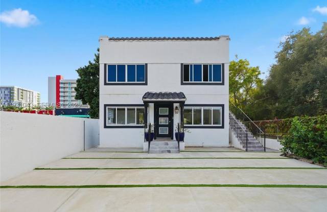 1590 NW 38th St