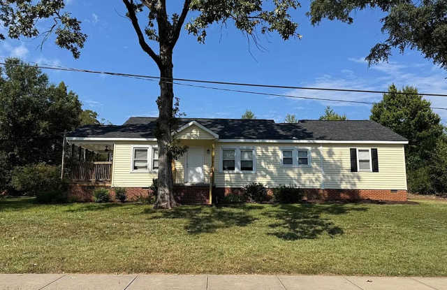 Photo of 4 Bedroom 2 Bath Updated Home Behind Tiger Blvd in Clemson