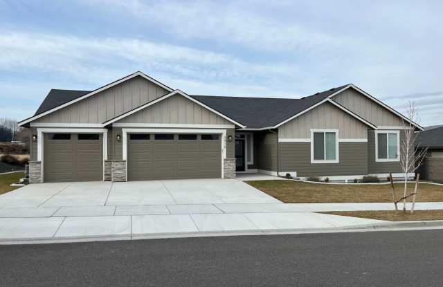 Luxury Home in Desirable South Kennewick - Small Pets Welcome! - 3416 South McKinley Street, Kennewick, WA 99338