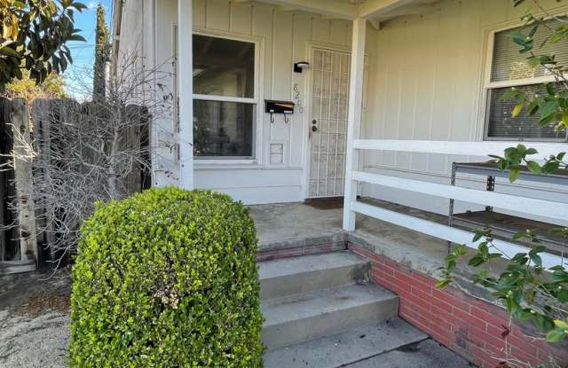 Westchester duplex with great yard space - 8200 Kittyhawk Avenue, Los Angeles, CA 90045