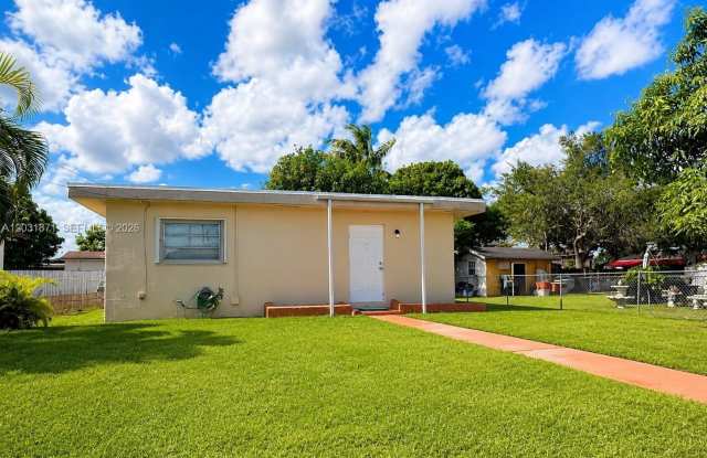 8935 SW 28th St