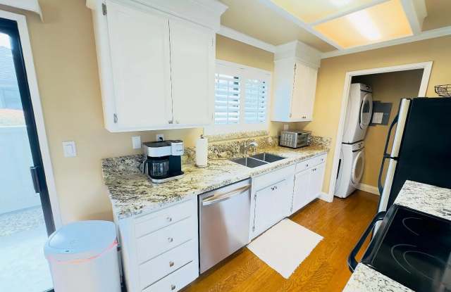 Photo of 1053 Riker St