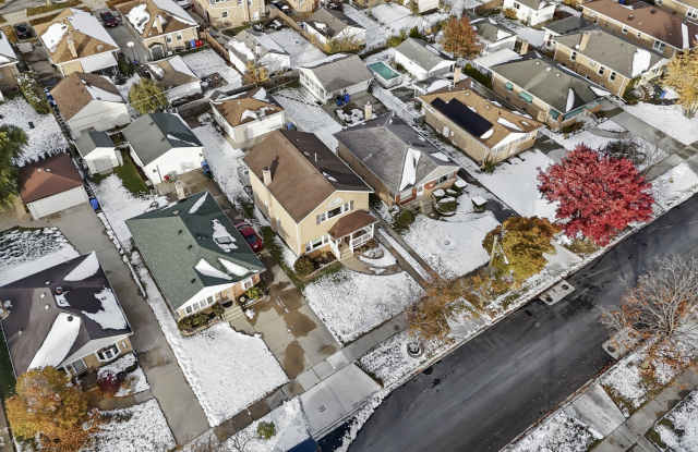 7432 W Ainslie Street