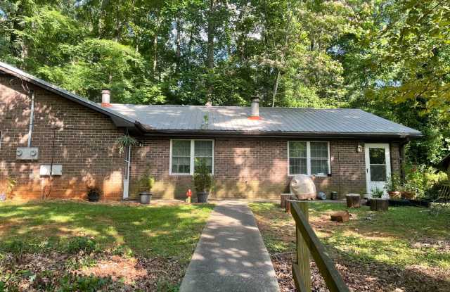 Photo of 2 bedroom 1 bath duplex is located off Whitehead Rd!