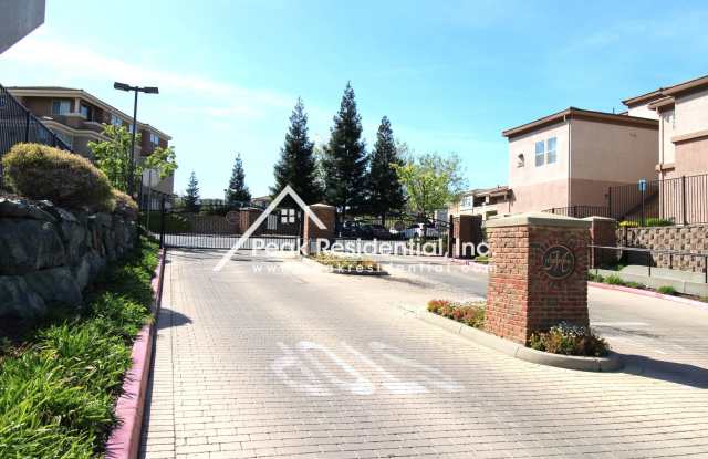 Wonderful 2bd/2ba Folsom Condo with 1 Car Garage!