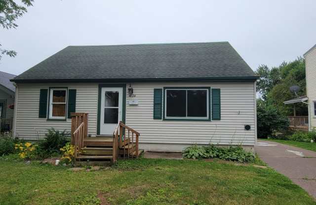 AVAILABLE September 1st- 4 Bed 3 Bath w/ Spacious Back Deck - SHORT TERM LEASE TILL END OF APRIL