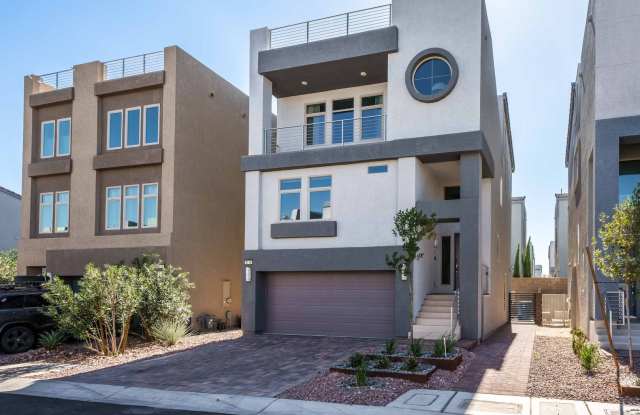 Stunning 4 Bedroom house with a ROOFTOP DECK!