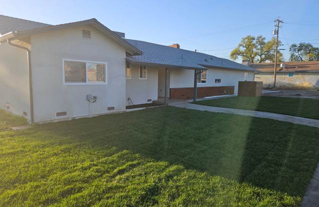 Large 3 bedroom 2 bath, recently renovated home - 6821 8th Street, Riverbank, CA 95367