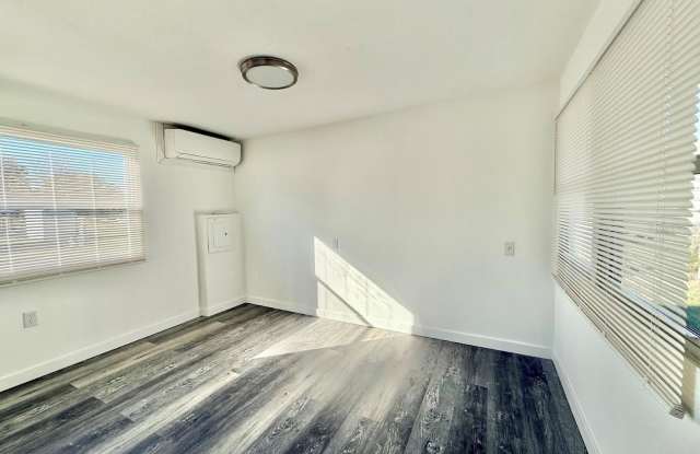 805 E LIVE OAK STREET