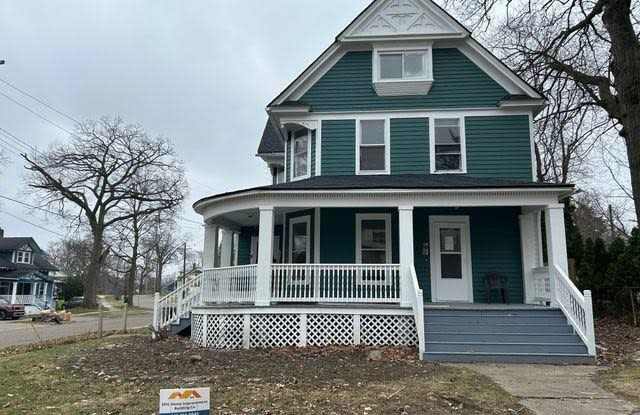 82 PALMER Avenue