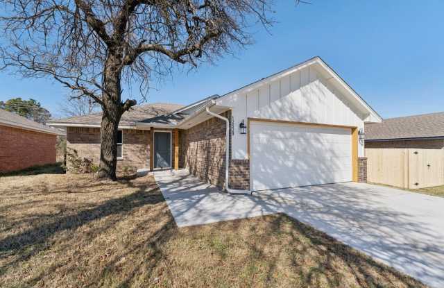 Beautiful 3 Bedroom, 2 Bath Home Close to Choctaw